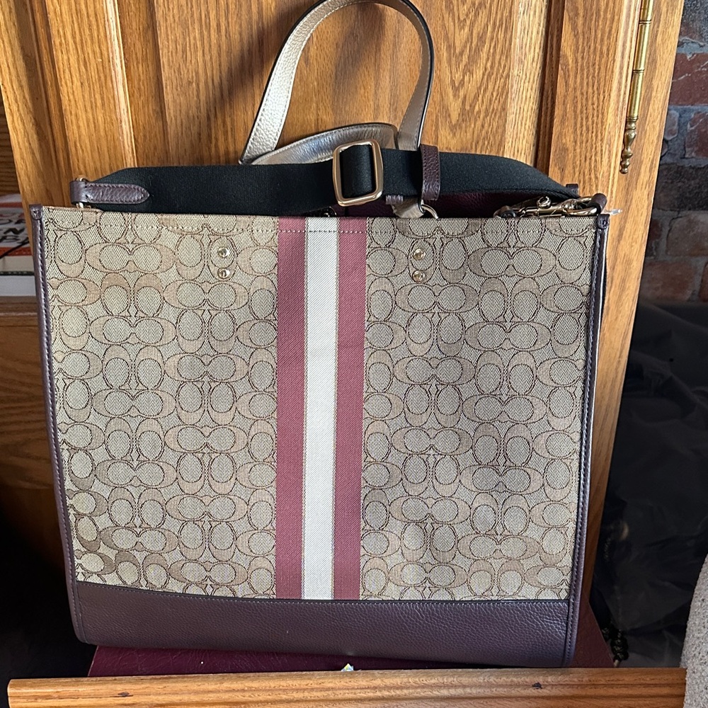 Coach Dempsey Signature Canvas Dempsey Carry All Bag with Hangtag. NWT - Picture 5 of 13